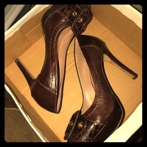 Vince Camuto size 6 brown leather stiletto